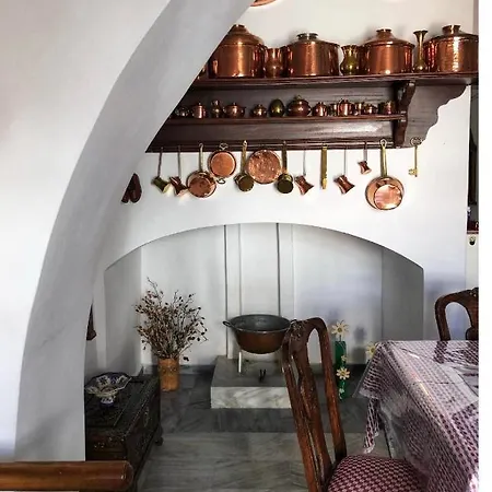 Semesterbostad Partarolos Traditional House